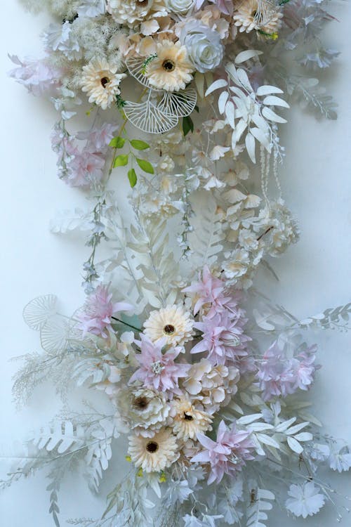 Foto profissional grátis de arranjo de flores, branco, casamento
