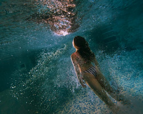 Fotos de stock gratuitas de bajo el agua, bikini, buceando