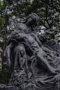 文艺复兴时期一座位于公园环境中、被树木环绕的悲伤场景雕塑