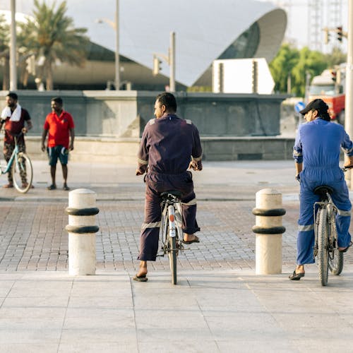 Foto stok gratis berkuda, bersepeda, jalan-jalan kota
