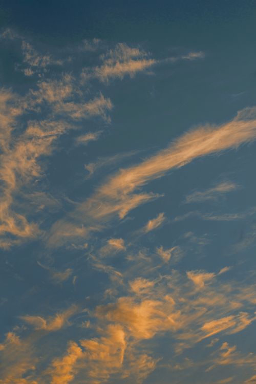 Free A tranquil evening sky filled with wispy cirrus clouds, showcasing a serene weather pattern. Stock Photo