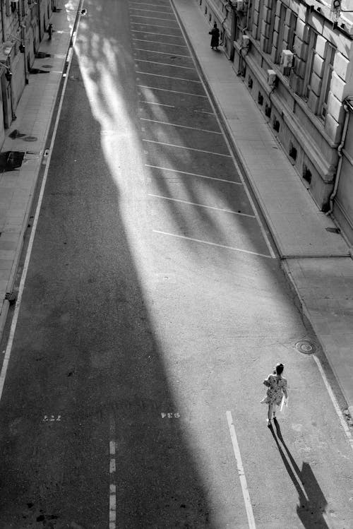 Darmowe zdjęcie z galerii z chodzenie, czarno-biały, droga