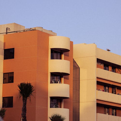 Gratis stockfoto met appartementencomplex, balkons, buitenkant van het gebouw