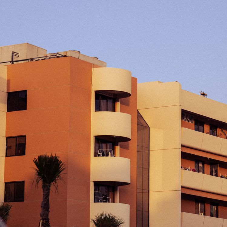 Edifício residencial moderno em área urbana