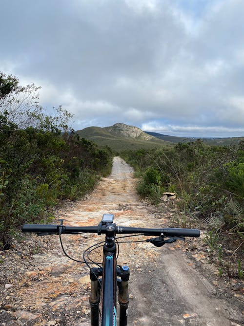 Foto d'estoc gratuïta de bici, camí de carro, núvol