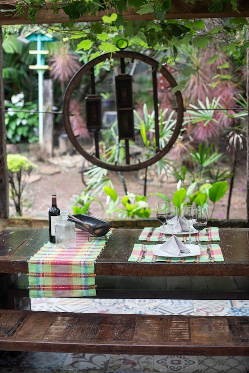 Botella Etiquetada En Mesa De Picnic