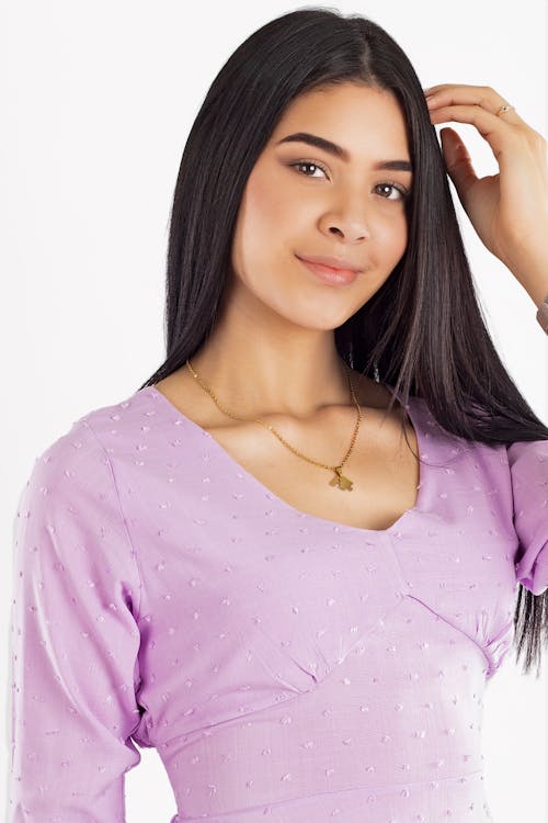 Fotos de stock gratuitas de atractivo, blusa lavanda, bonita