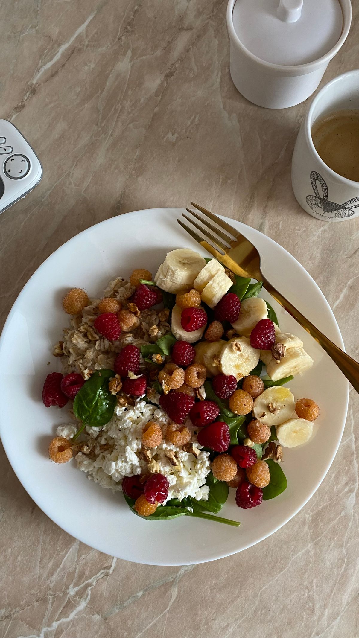 Comida balanceada compartida con café
