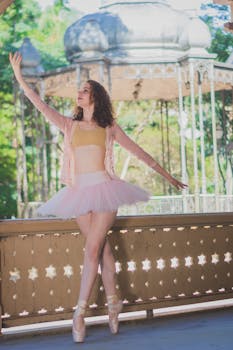 优雅的芭蕾舞演员在古典凉亭外摆出姿势，展现出风度和美感