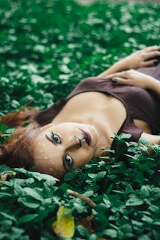 一位迷人的女子躺在郁郁葱葱的绿植中，展现出灵感源于自然的独特艺术面漆