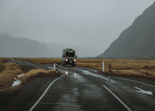 Darmowe zdjęcie z galerii z deszcz, droga, furgonetka