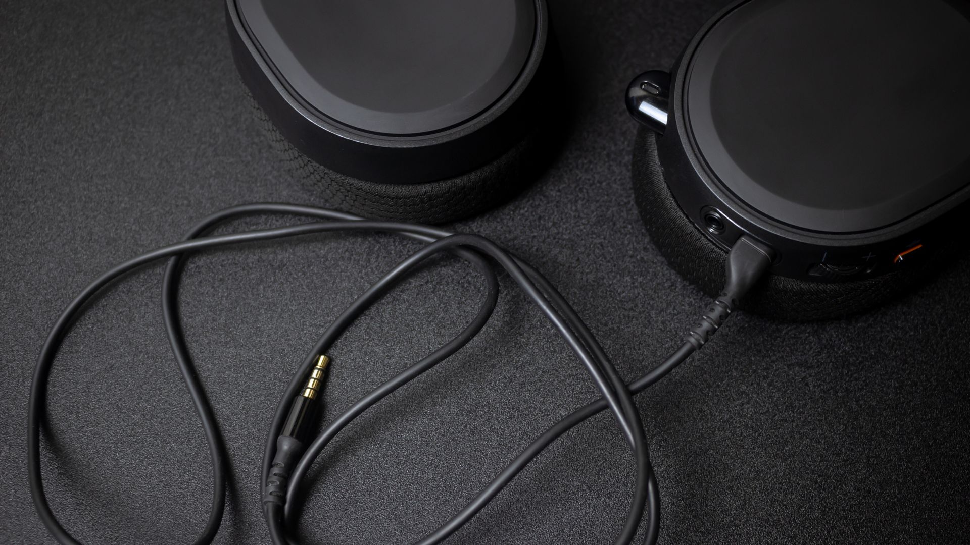 Black Headphones with a Foldable Microphone and detachable cable