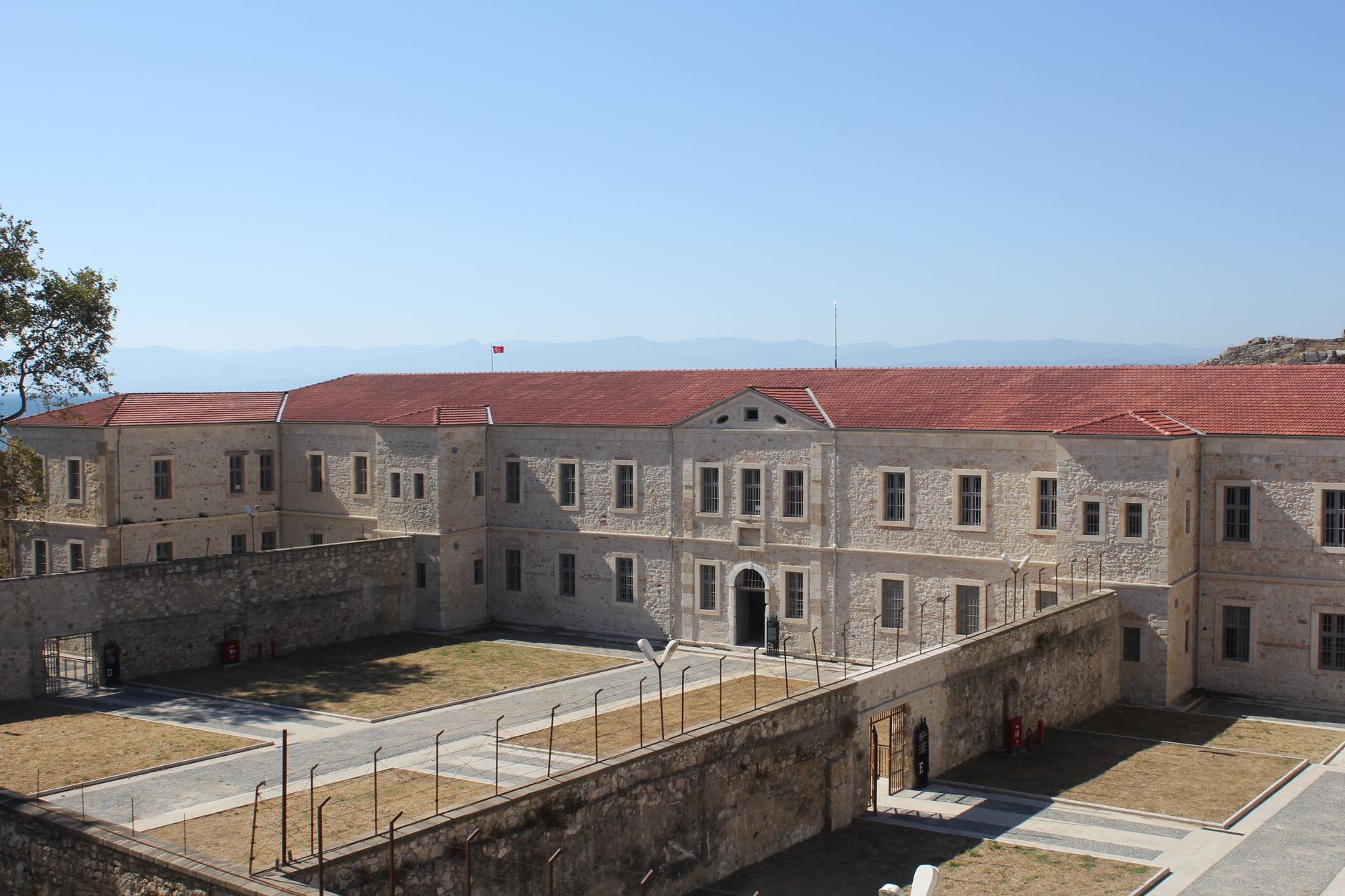 Cezaevi ve hastane binası dış cephesi