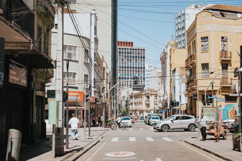 Free Lively intersection in Curitiba's cityscape with vehicles and pedestrians. Stock Photo