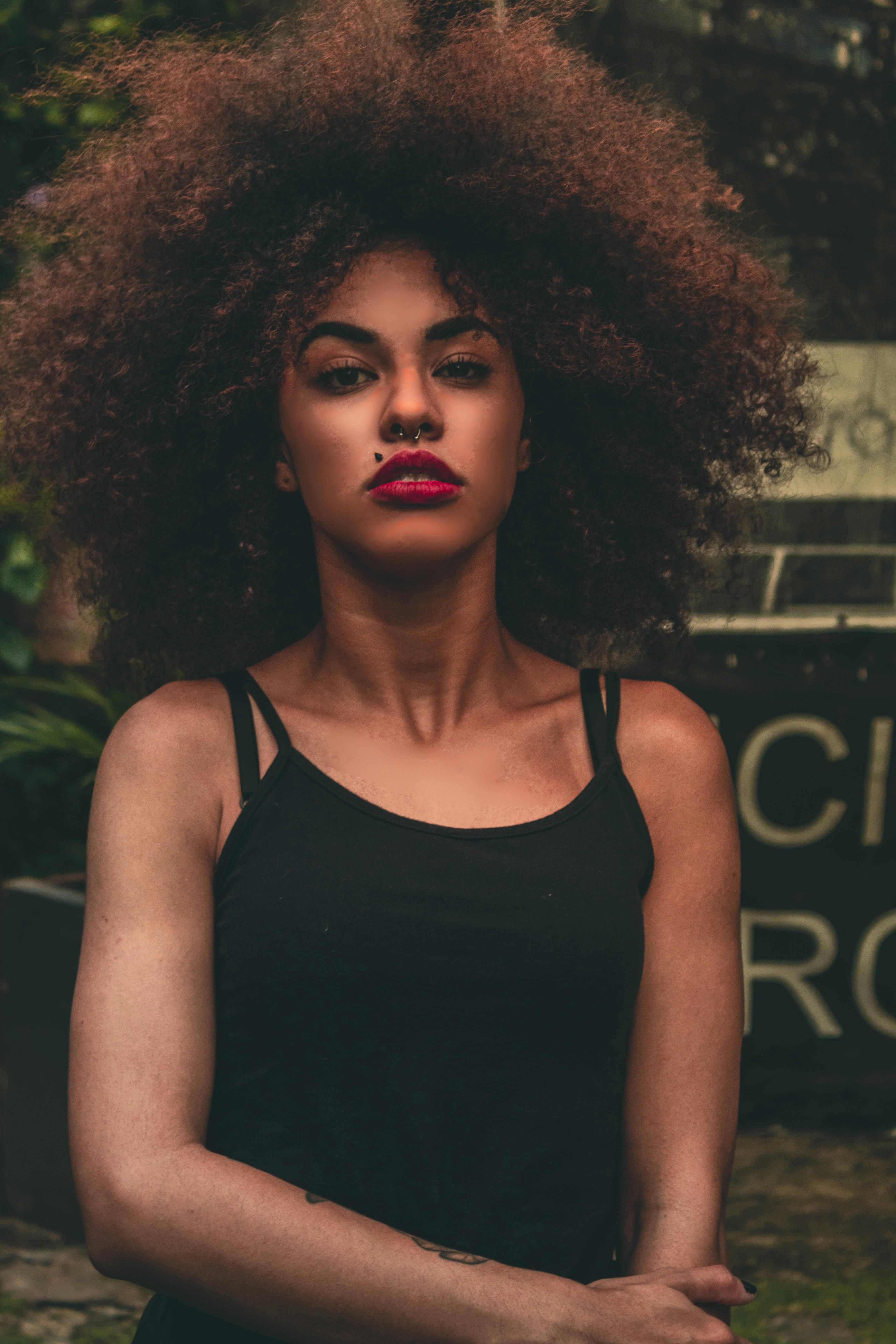 一位留着非洲发型的女性肖像引人注目，散发着自信与力量