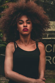 一位留着非洲发型的女性肖像引人注目，散发着自信与力量