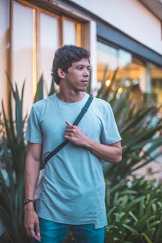 年轻人穿着休闲服装站在户外，展现现代生活方式