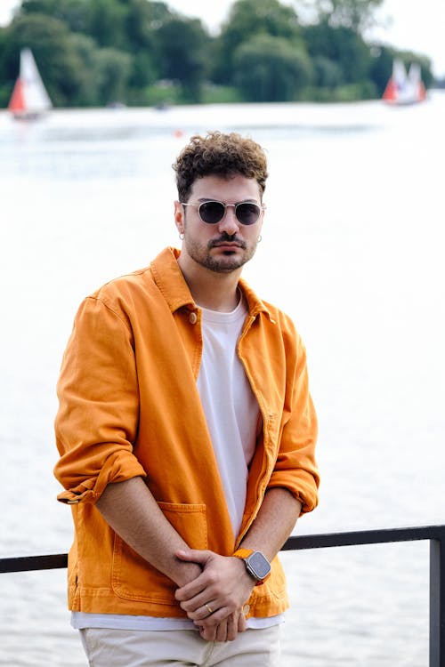 Foto profissional grátis de água, cabelo curto, camisa laranja