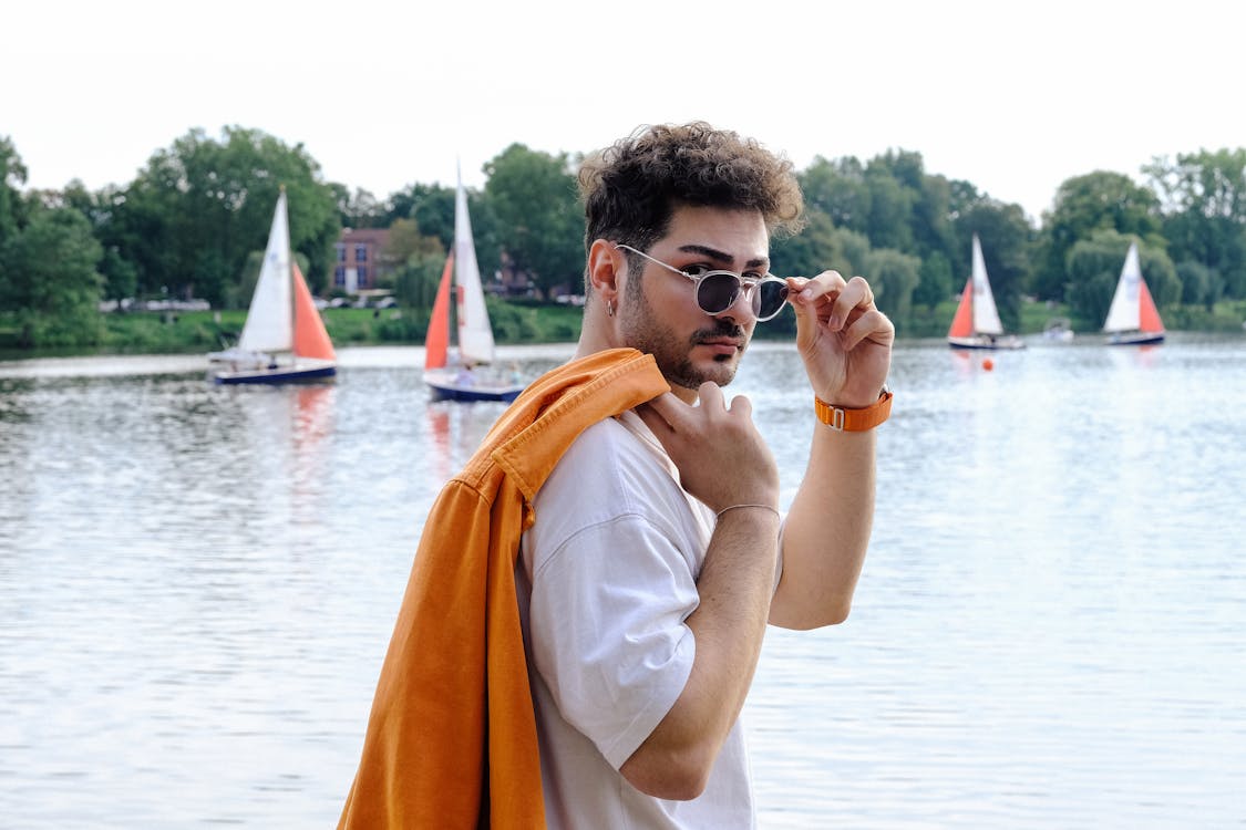 Foto profissional grátis de água, cabelo curto, camisa laranja