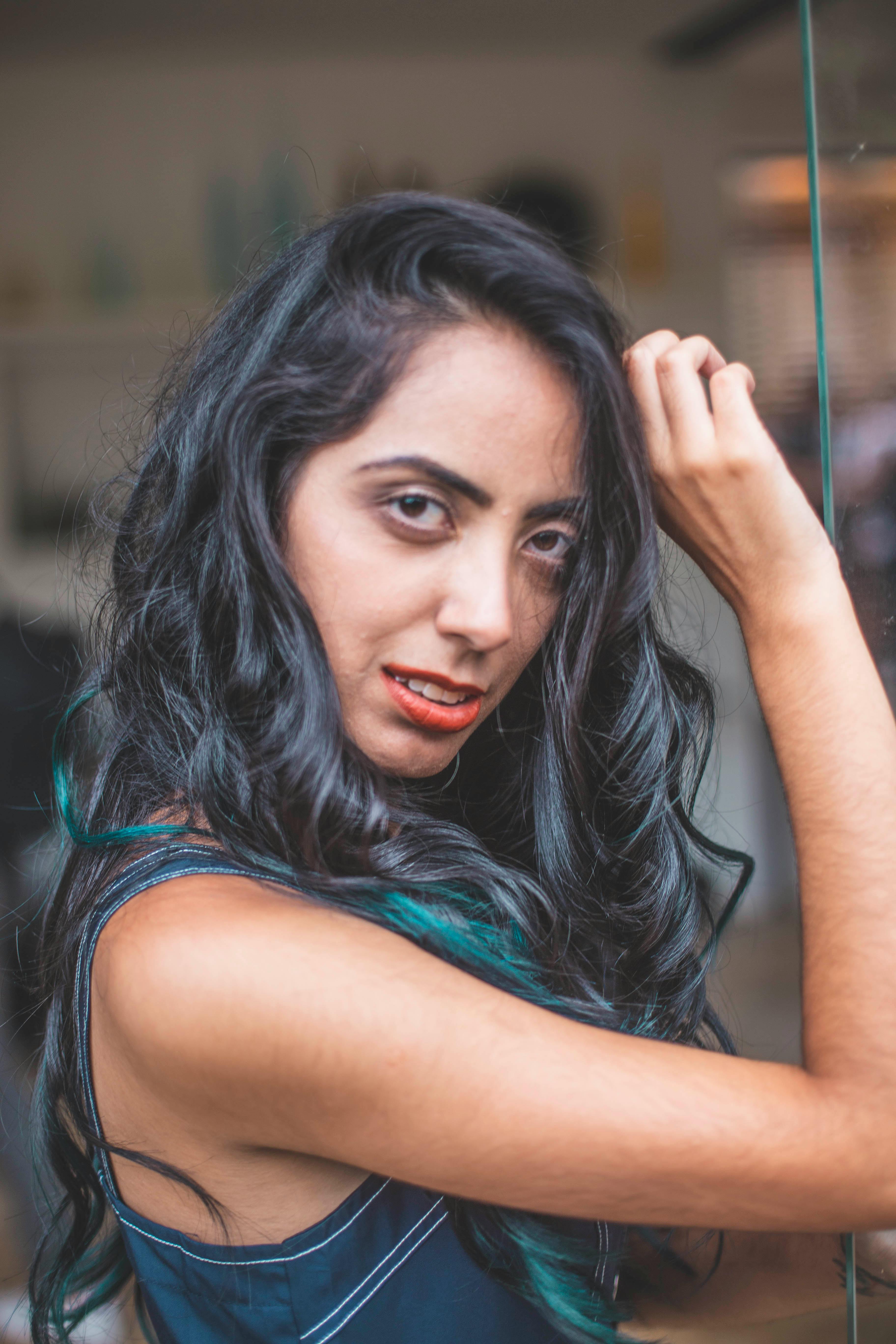 室内，一位女子优雅的肖像，长长的黑发，表情自信