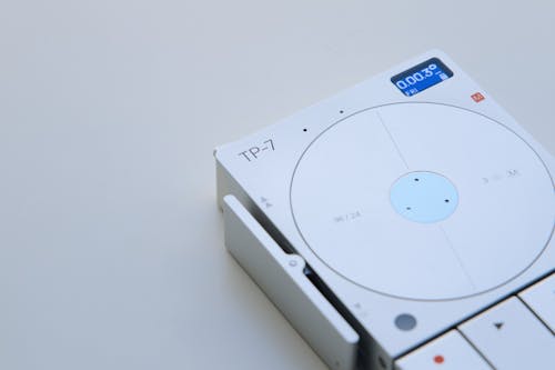Бесплатное стоковое фото с аудио оборудование, белый, белый фон