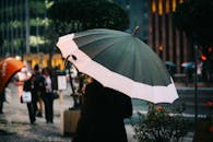 圣保罗的雨天里，一个人撑着伞走在街头