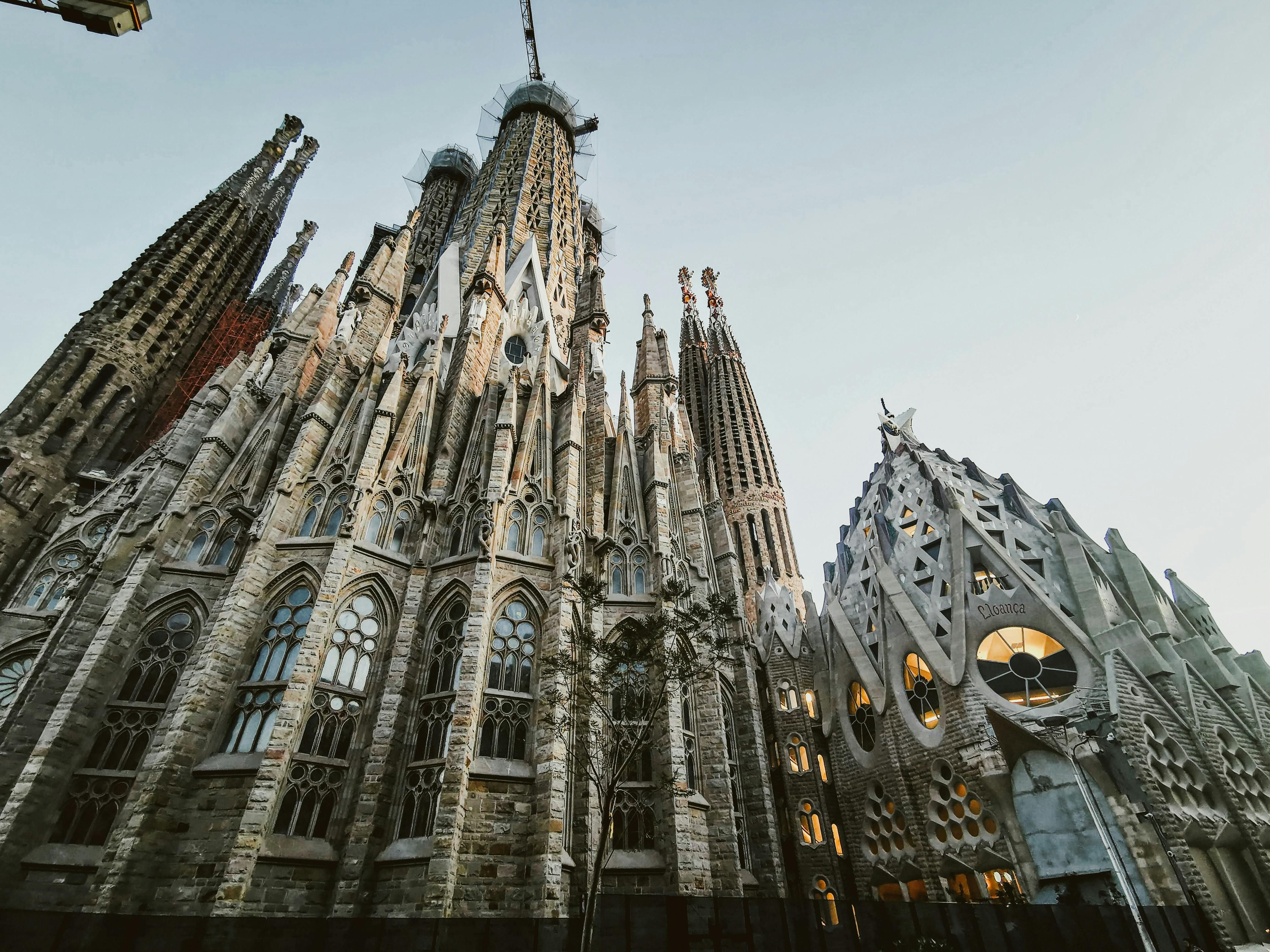 la sagrada familia cathedral in barcelona