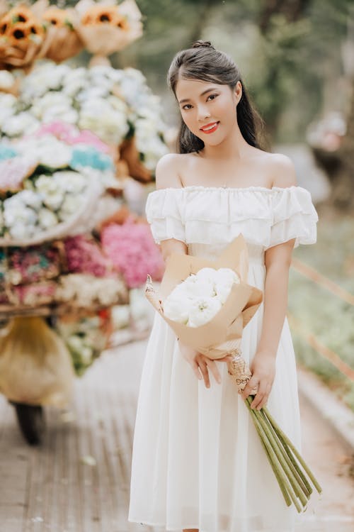 Gratis stockfoto met Aziatische vrouw, bloemen, boeket