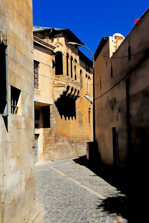 Free Explore the quiet, historic streets of Şanlıurfa, Türkiye, showcasing Ottoman architecture. Stock Photo