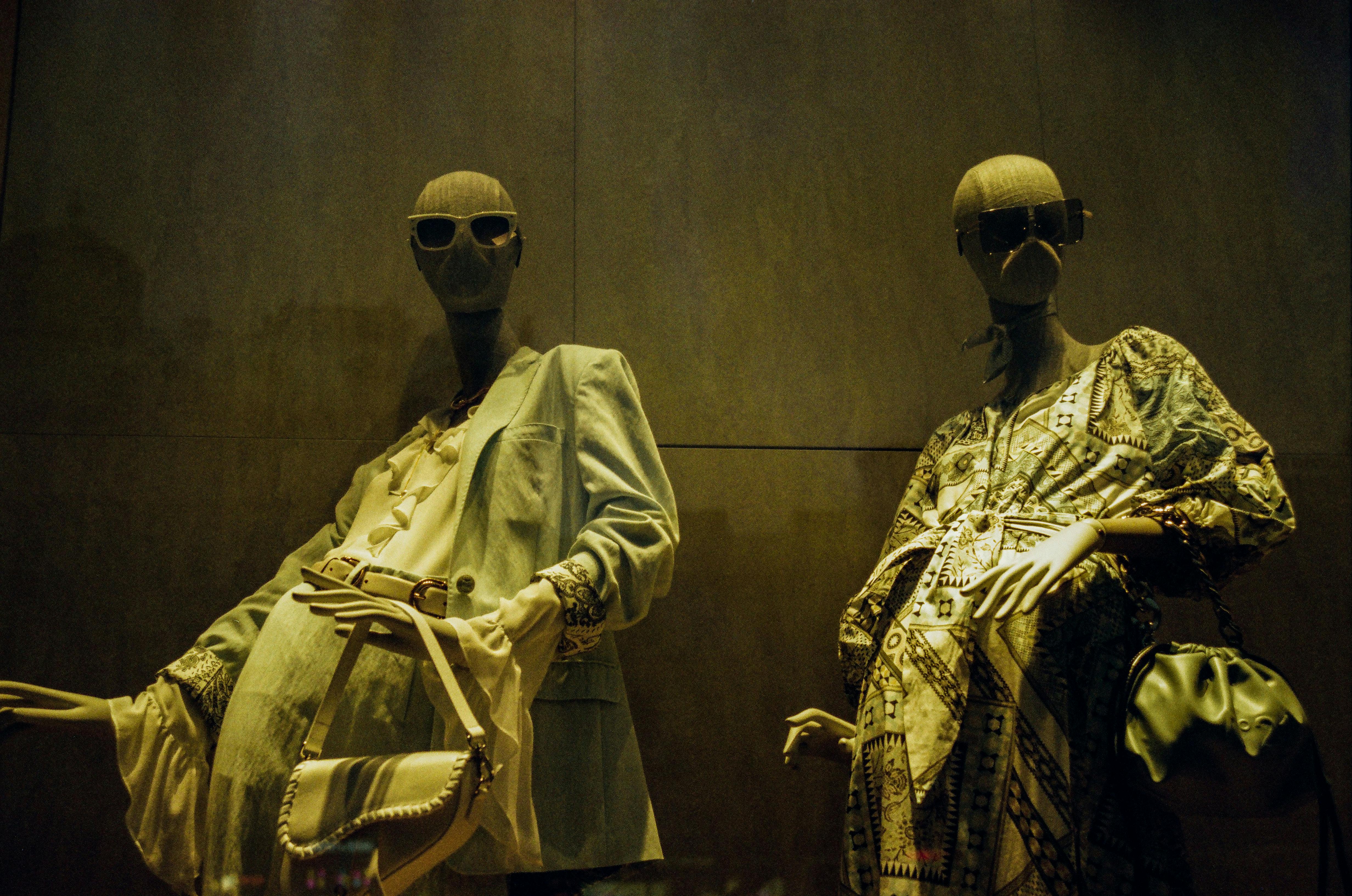 Vitrine d'une boutique de mode de luxe à Milan