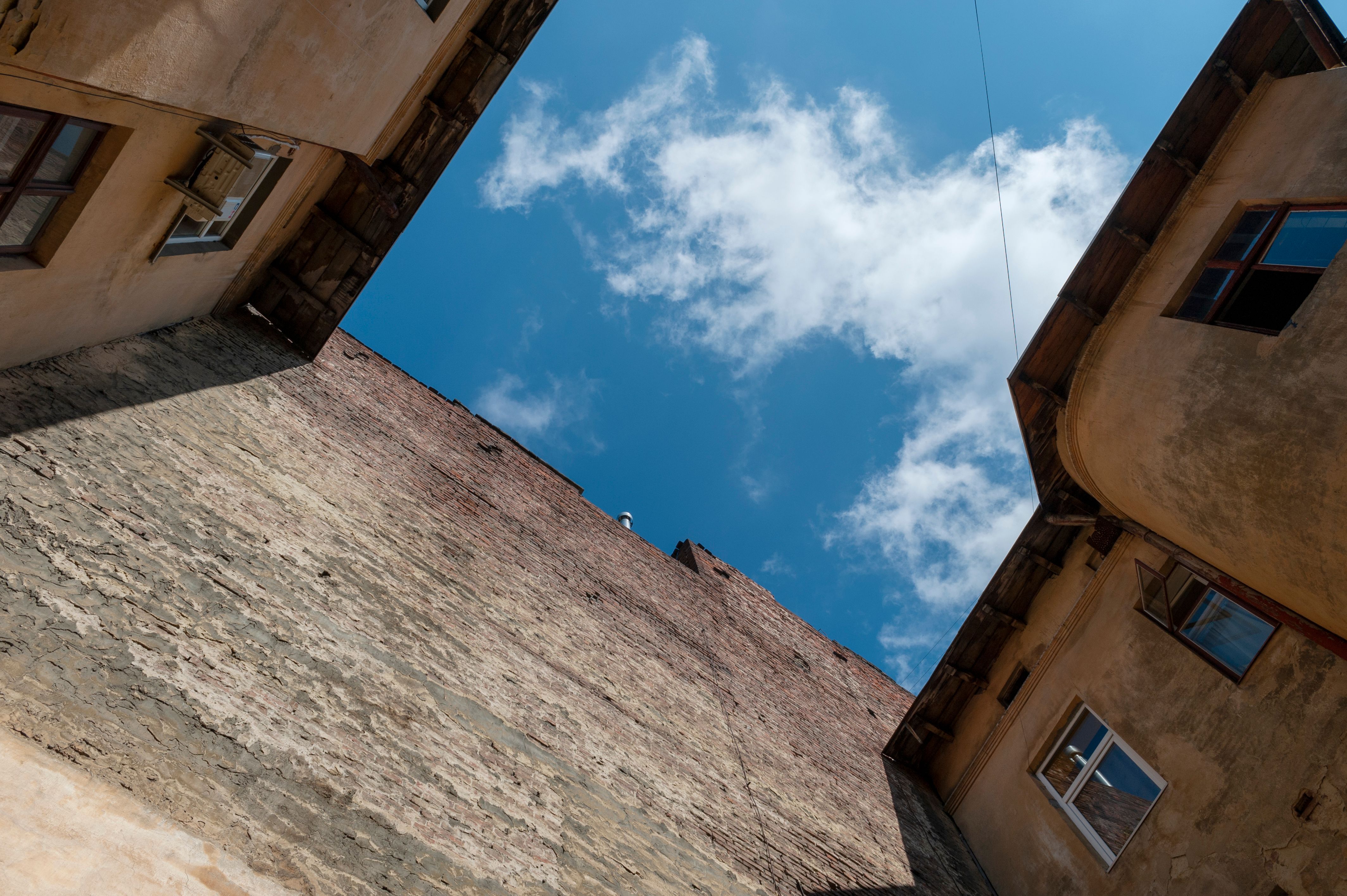 House Buildings Under the Blue Sky · Free Stock Photo