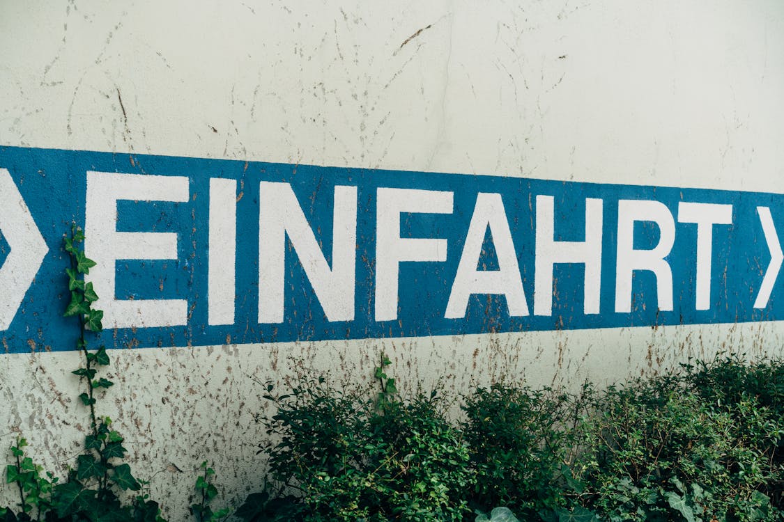 A blue and white sign that says einhafrt