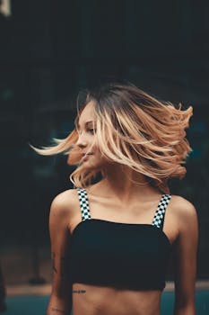 一位时尚女性在户外运动中秀发飘逸，尽显现代风格