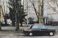 秋天，一辆经典的黑色老爷车停在郊外