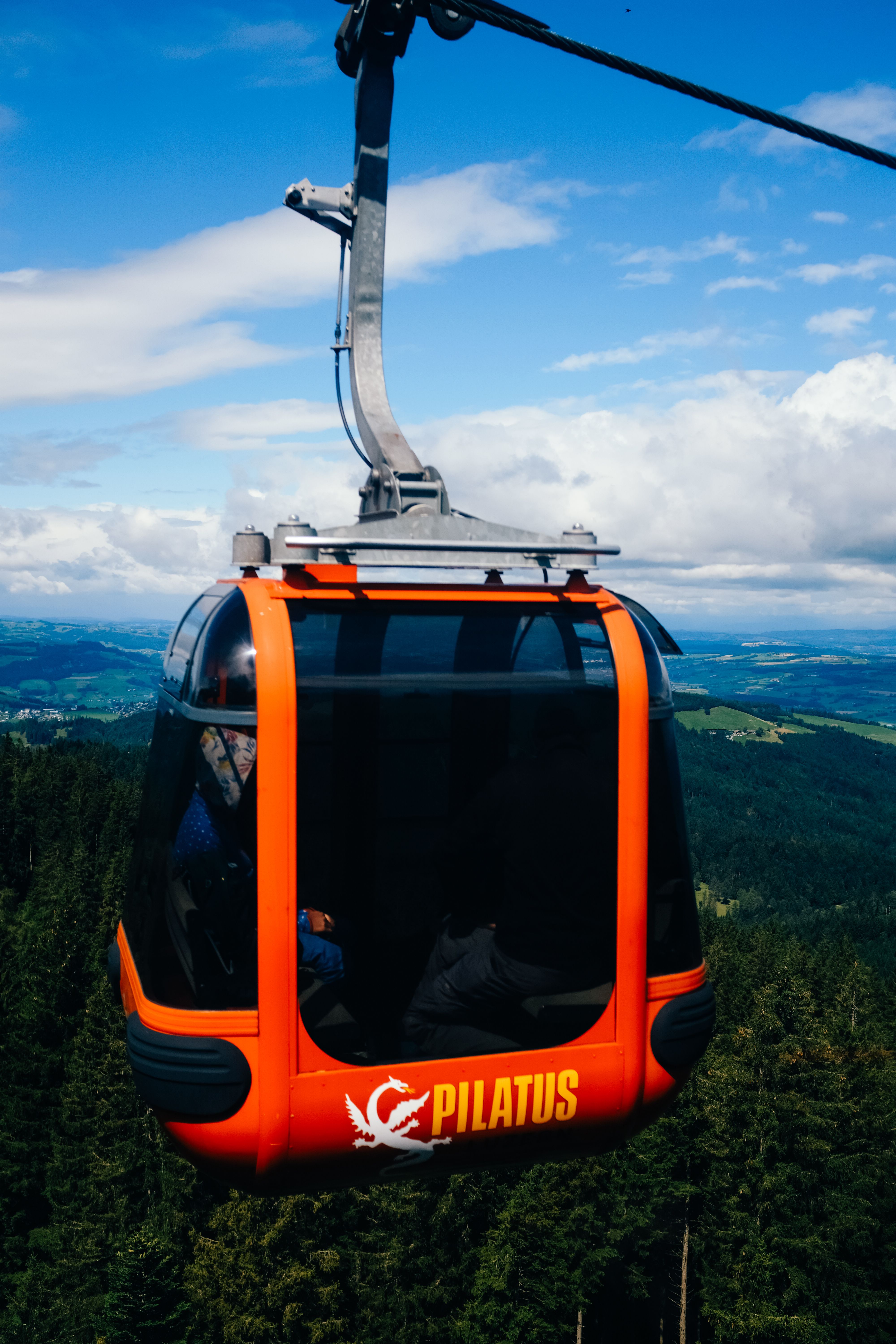 Fotomural Disfruta de las impresionantes vistas desde un teleférico sobre los Alpes Suizos con exuberantes bosques abajo.