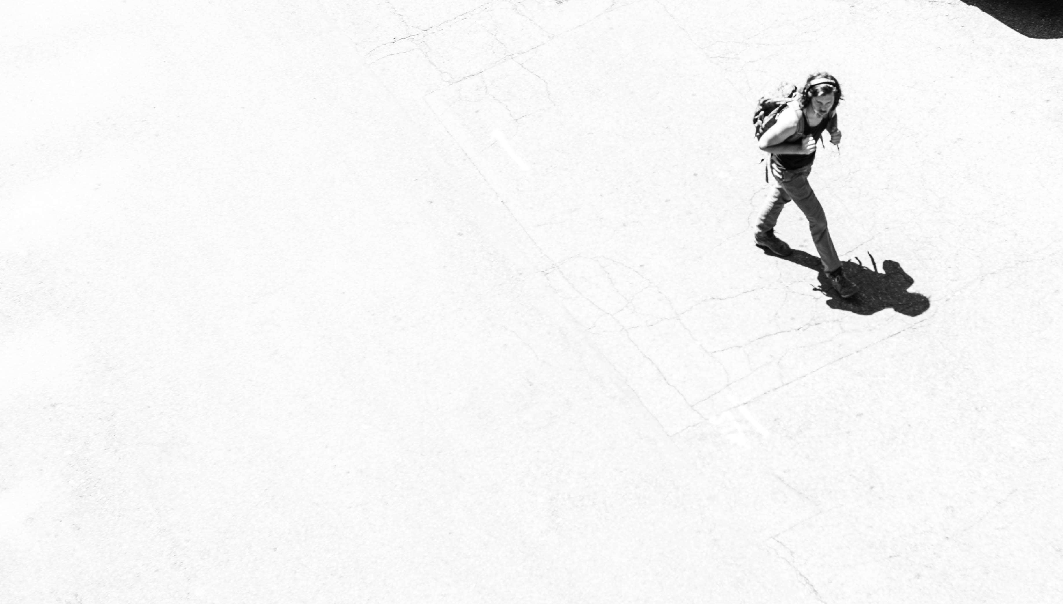 Foto Stok Gratis Tentang Bayangan Hitam Dan Putih Orang Berjalan