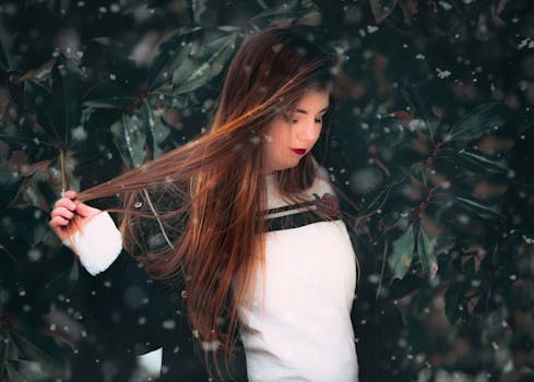 一位长发年轻女子的肖像，在白雪皑皑的户外环境中，展现出优雅与风格