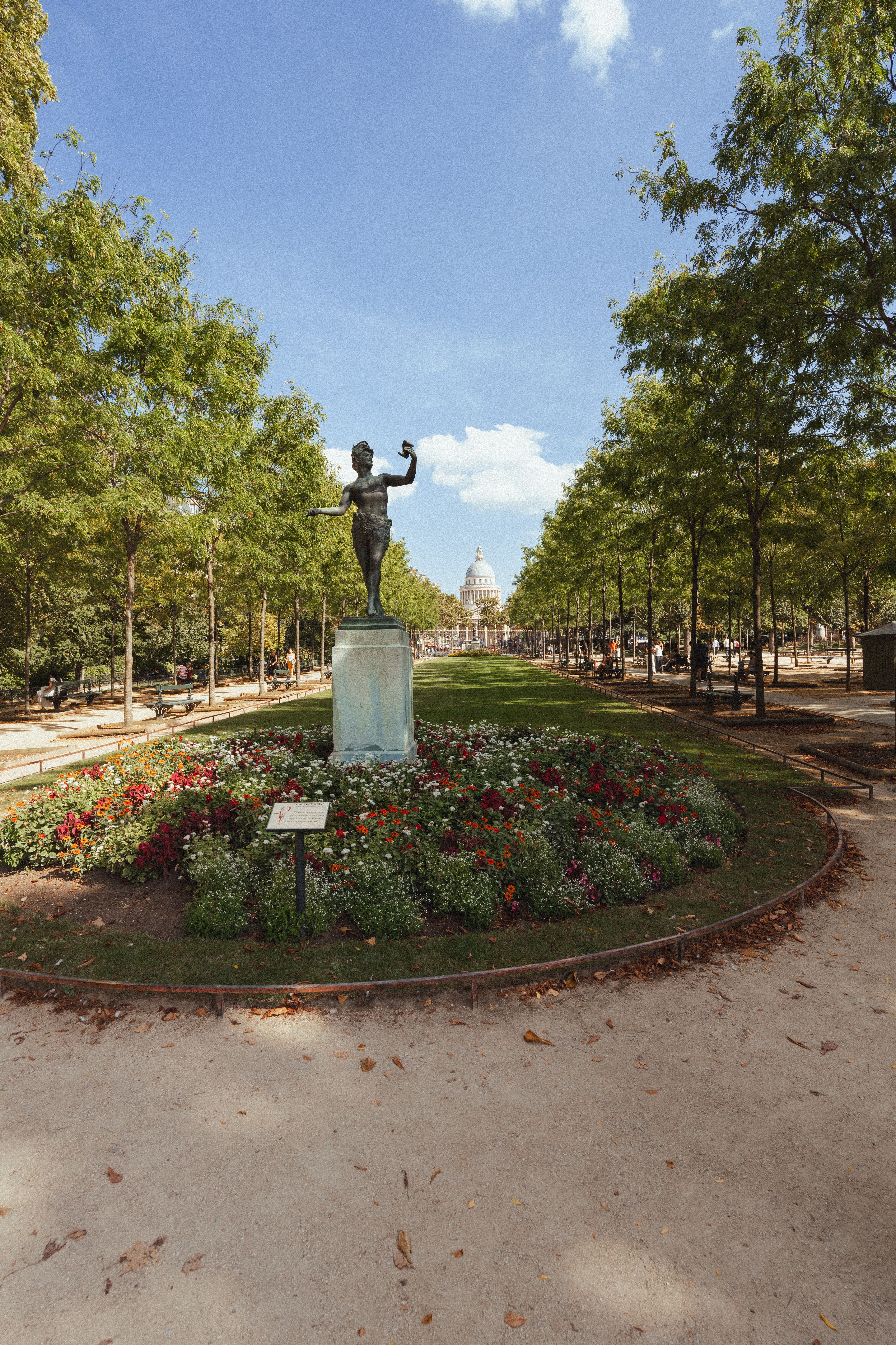 Escultura clássica rodeada por flores no Jardim do Luxemburgo, Paris, França