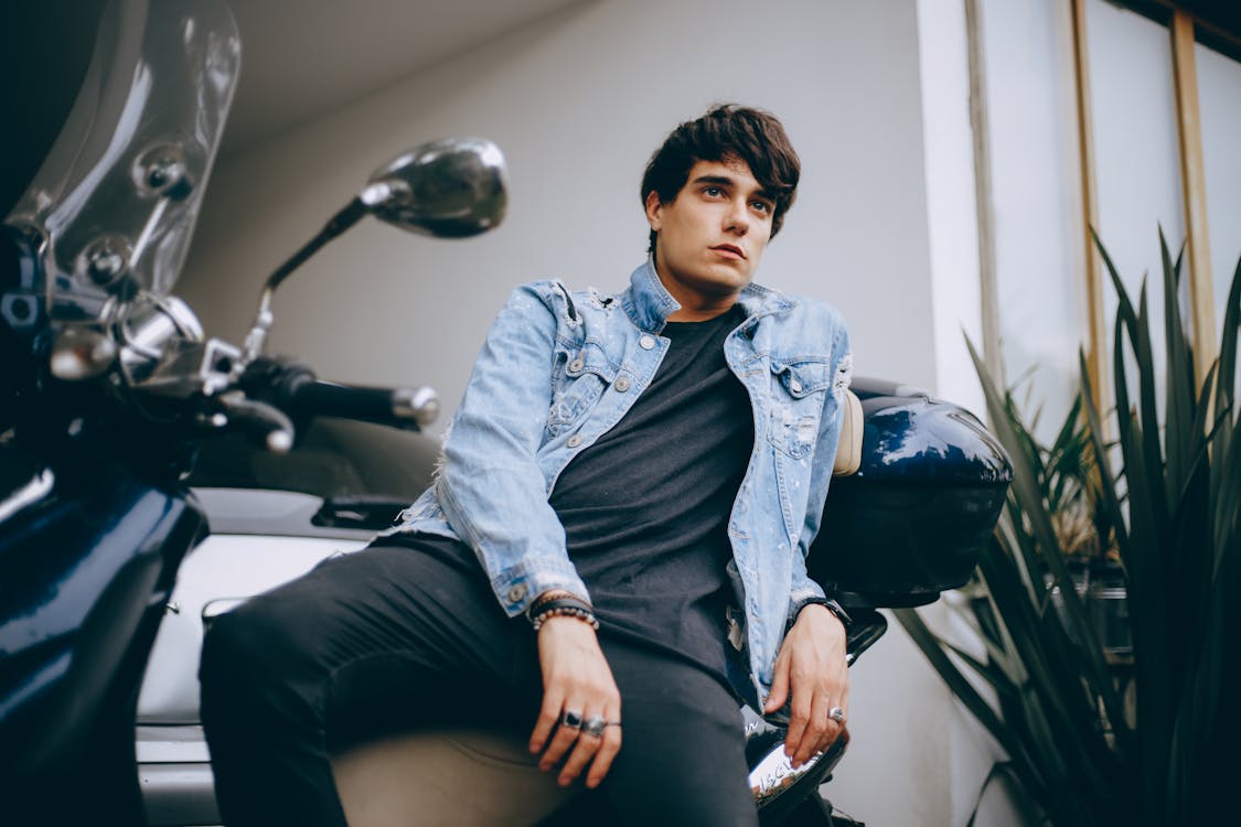 Gratuit Homme En Veste En Jean Bleu Assis Sur Un Scooter Classique Photos