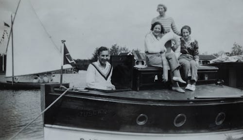 Darmowe zdjęcie z galerii z czarno-biały, kobiety, łódź