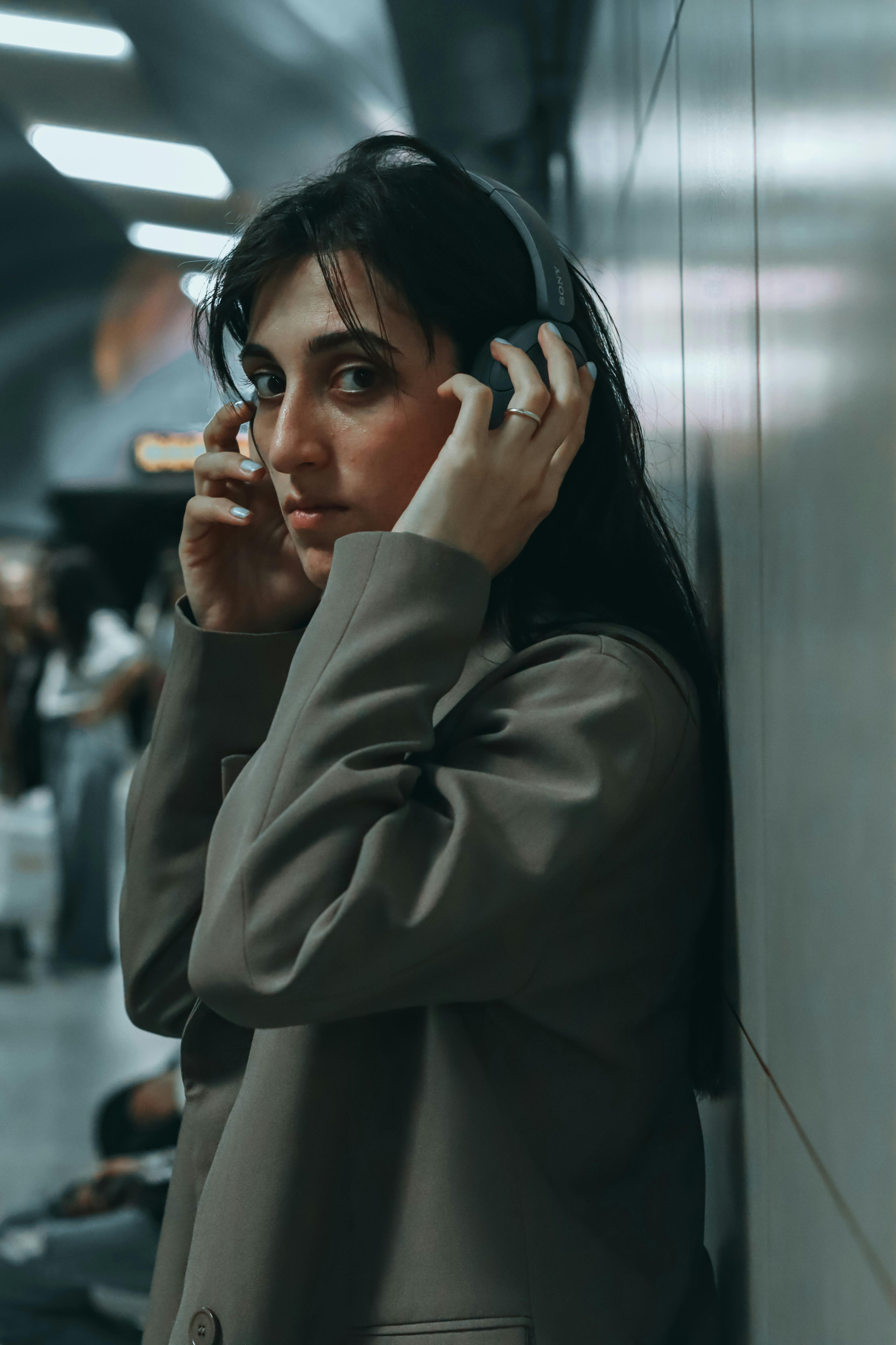 bezplatná Základová fotografie zdarma na téma #krytý, brunetka, cestování Základová fotografie