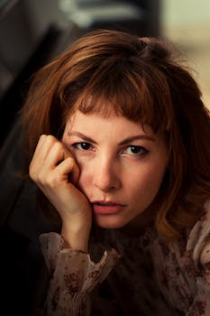 一个女人的特写肖像，在室内露出深思的表情