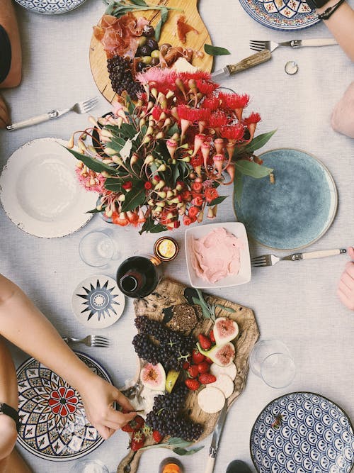 無料 テーブルの上のさまざまな果物 写真素材
