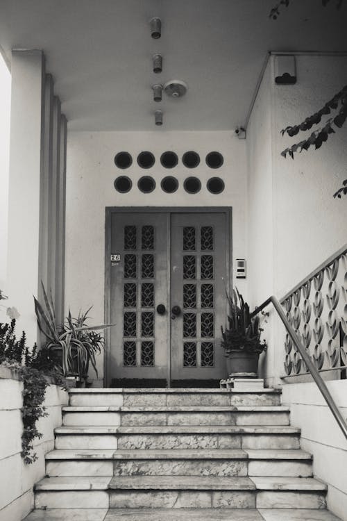 Ilmainen kuvapankkikuva tunnisteilla mustavalkoinen, ovet, ovi