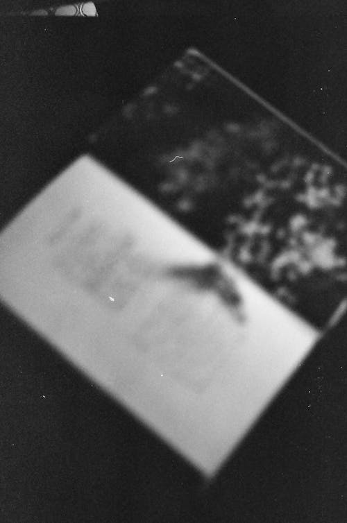 Darmowe zdjęcie z galerii z aparat analogowy, cień, cisza