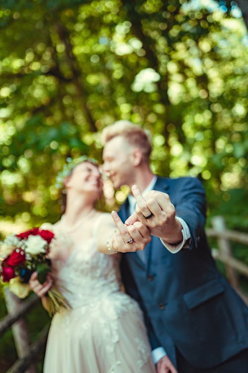 Základová fotografie zdarma na téma kytice, nevěsta, novomanžel