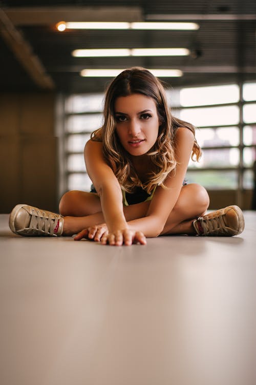 Donna Che Fa Yoga All'interno Della Palestra