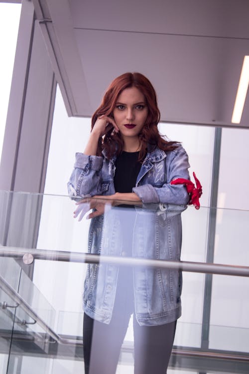 Mujer Vistiendo Chaqueta Vaquera Azul Recostada Sobre Vidrio Transparente