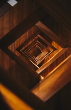 室内设计特写：木制几何图案展现复杂的照明与纹理