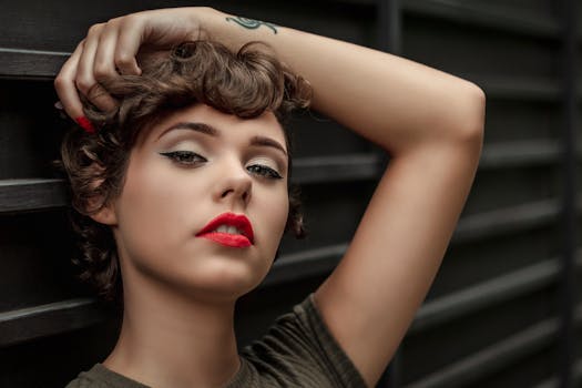 在深色背景的映衬下，一位妆容大胆、卷发飘逸的女性肖像散发着优雅的气息